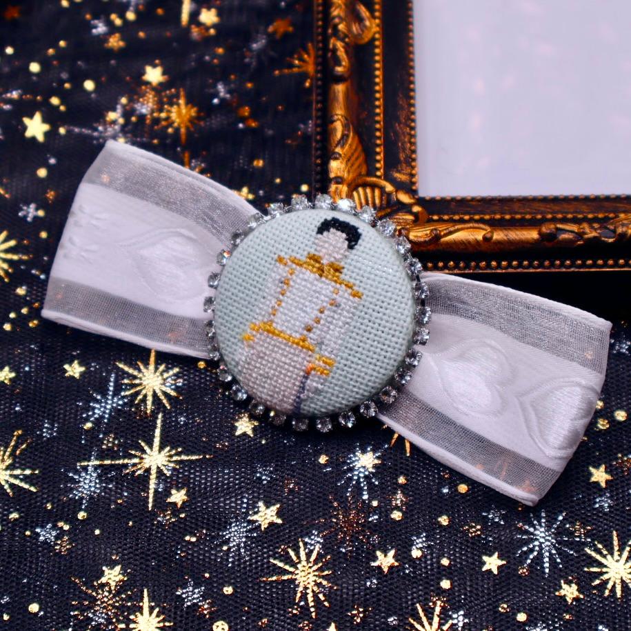 白軍服を着た青年 くるみボタンのヘアバレッタ クロスステッチ刺繍1枚目の画像